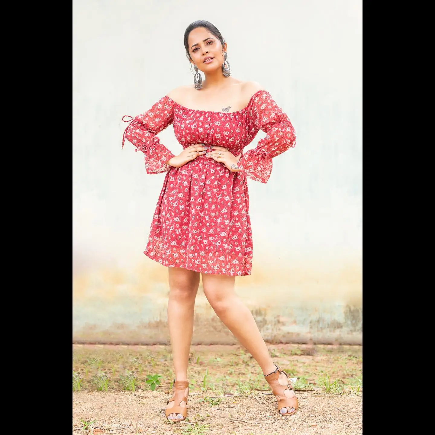 ANASUYA BHARADWAJ LONG LEGS SHOW IN RED MINI TOP 2